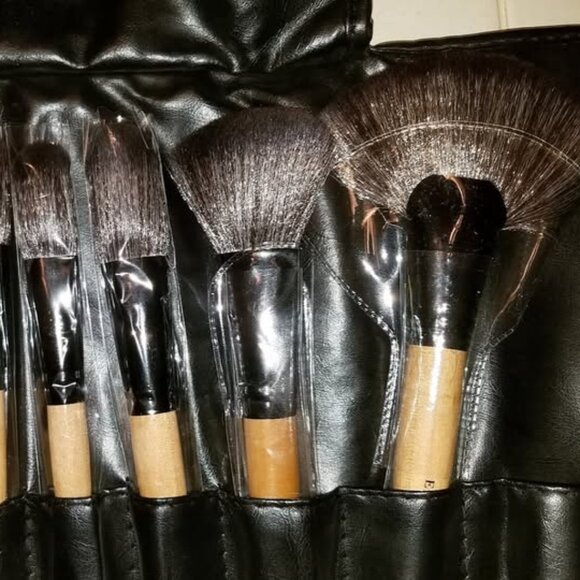 Ellóre Femme 24-Piece Makeup Brush Set - Picture 3 of 9